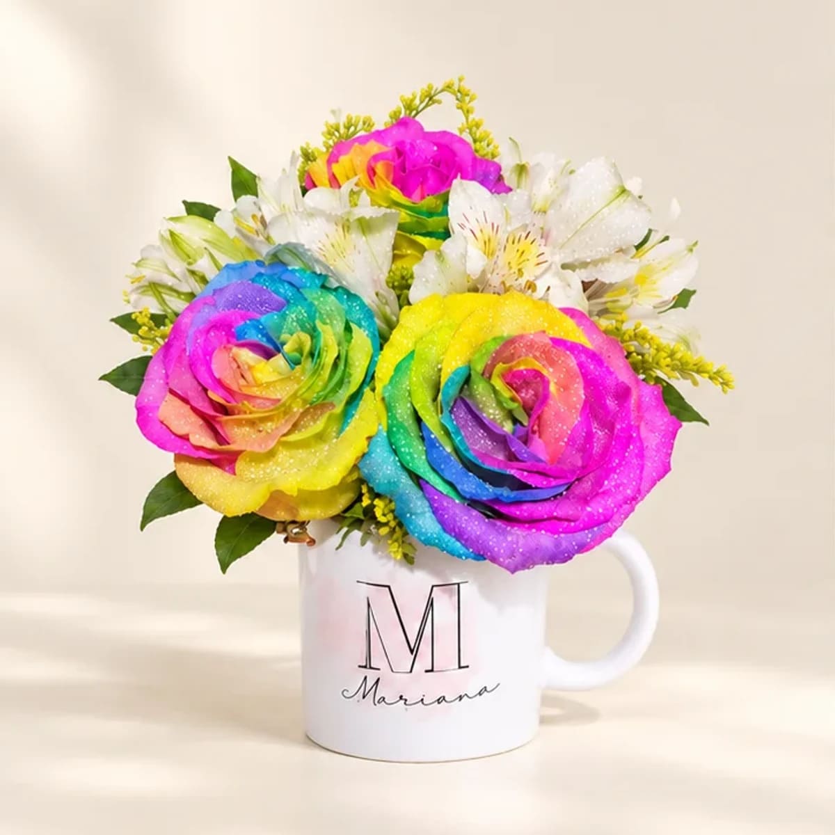 Caneca com arranjo de rosas